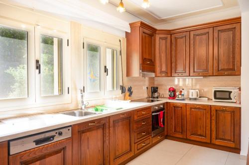 Кухня или мини-кухня в Villa Allegra
