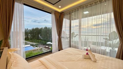 una camera da letto con una grande finestra con un letto grande di Blue & Chill Resort 