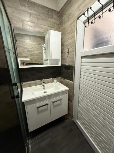 Un baño con lavabo, espejo y ducha. en Eko Homes Fethiye, en Fethiye