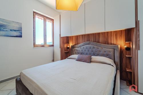 a bedroom with a large bed in a room at Delizioso Appartamento in villa & Piscina Privata in Trabia