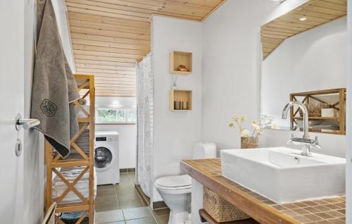 Ένα μπάνιο στο Gorgeous Home In Lemvig