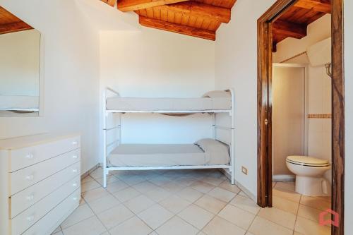 a bathroom with a bed and a toilet in a room at Delizioso Appartamento in villa & Piscina Privata in Trabia