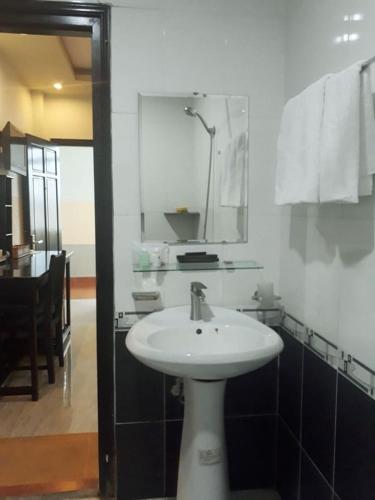 Koupelna v ubytování DONA hotel