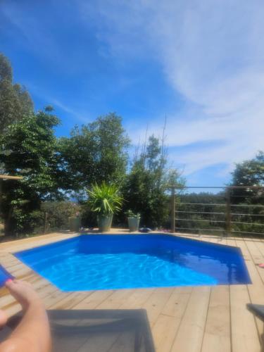une piscine bleue dans une cour arborée dans l'établissement Maison col de varra, à Porto-Vecchio