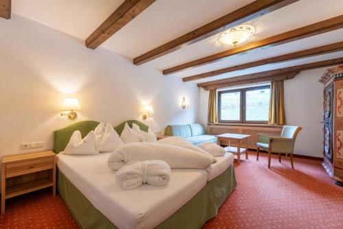 Postel nebo postele na pokoji v ubytování Heart Hotel Arlberg