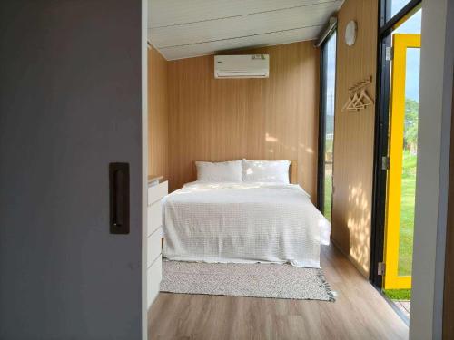 Кровать или кровати в номере Mountain Sunshine Village X by Tiny Away