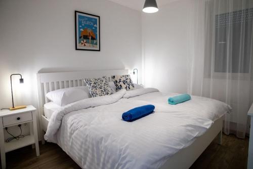 Postel nebo postele na pokoji v ubytování Patakpart Apartmanok