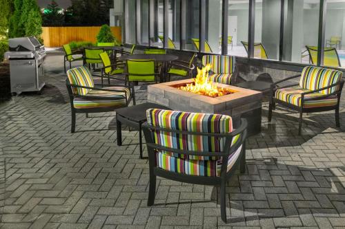 a group of chairs and a fire pit in a patio at SpringHill Suites Detroit Auburn Hills in Auburn Hills