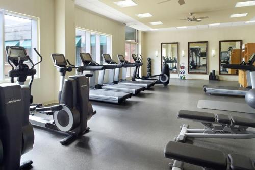 Fitness centrum a/nebo fitness zařízení v ubytování Augusta Marriott at the Convention Center