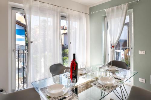 a dining room with a glass table and chairs at Casa Quadrifoglio - Borromeo in Intra