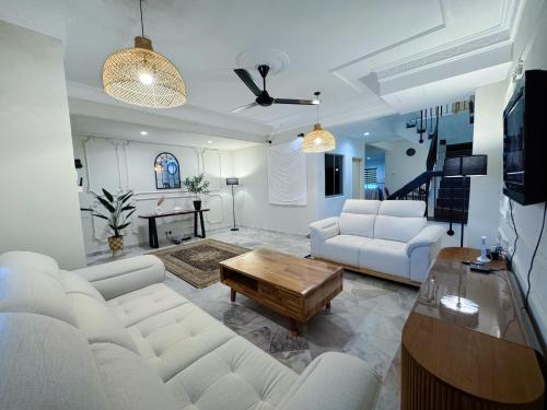 ein Wohnzimmer mit Sofa und Tisch in der Unterkunft PUSAT BANDAR PUCHONG, 47100 Puchong Homestay in Puchong
