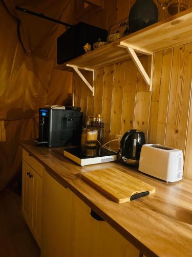 a kitchen counter with a microwave and a toaster at Heaven Reset Spa Luksusowy Glamping Jacuzzi w Naturze Blisko Warszawy in Korczew