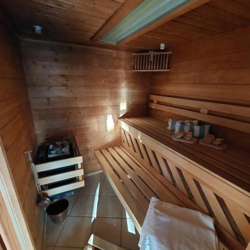a sauna with a bench in a wooden cabin at Das Wasserhaus - für Zwei in Gersdorf