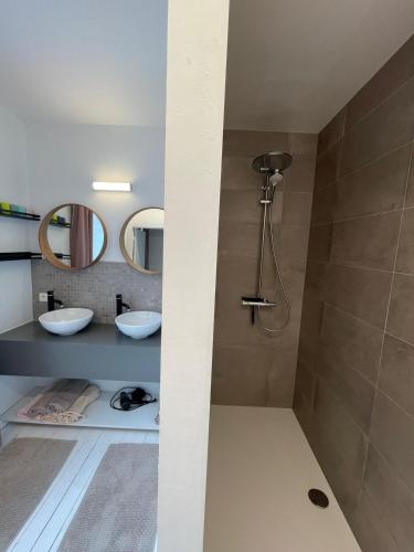a bathroom with two sinks and two mirrors at Kleine Dijk in Diksmuide