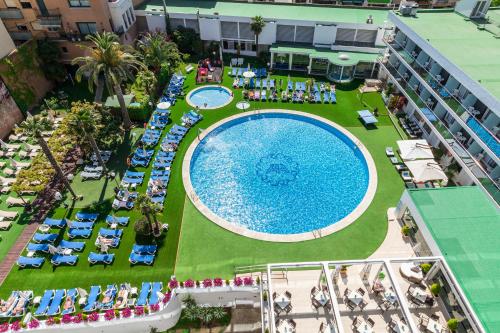 A piscina localizada em Hotel Anabel ou nos arredores