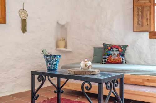a living room with a table and a bed at Off-Grid - Puerto Mika in Órgiva