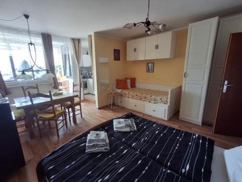 Postel nebo postele na pokoji v ubytování Apartma mit Seeblick
