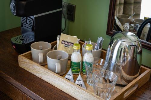 Příslušenství pro přípravu čaje a kávy v ubytování The Ragged Robin - A Heartwood Inn