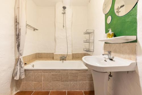 a bathroom with a sink and a bath tub at Off-Grid - Puerto Mika in Órgiva