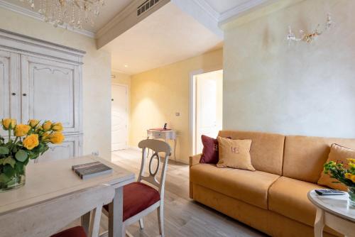 a living room with a couch and a table at Relais Empire in Verona