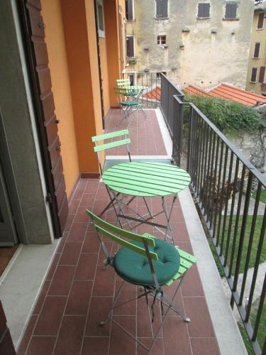 two chairs and a table on a balcony at Ex dimora di Lawrence in Gargnano