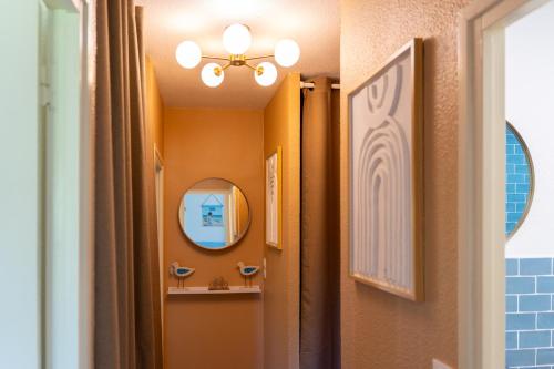 einen Flur mit Spiegel und Waschbecken in der Unterkunft Gite La Goutte d'eau - Baby foot - 6 personnes LITS King & Queen size - Terrasse Vue étang in Saint-Josse