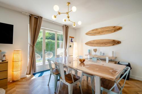 une salle à manger avec une table et des chaises en verre dans l'établissement Gite La Goutte d'eau - Baby foot - 6 personnes LITS King & Queen size - Terrasse Vue étang, à Saint-Josse