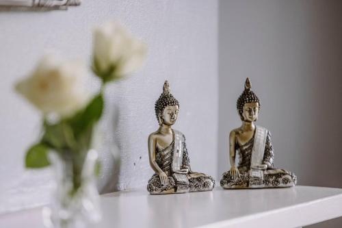 two statues sitting on a shelf with a vase at Leygreen Farmhouse B&B in Beaulieu