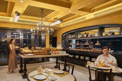 Makanan di atau berdekatan hotel
