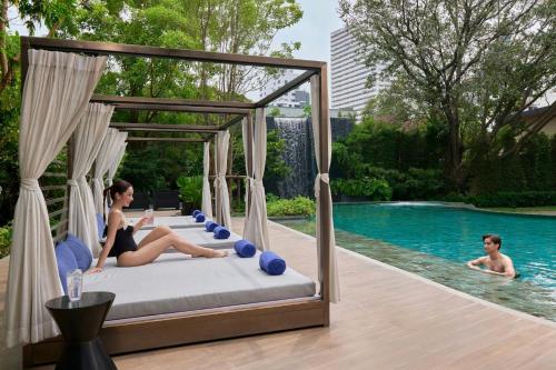 Kolam renang di atau dekat dengan Marriott Executive Apartments, Bangkok Townhall Sukhumvit