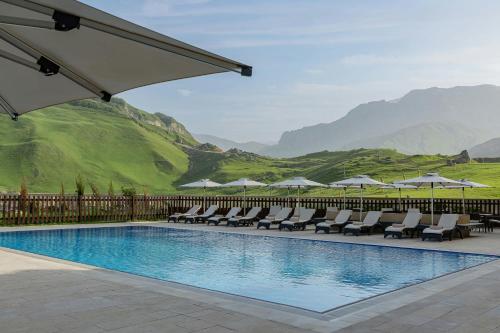 Nespecifikovaný výhled na hory nebo výhled na hory při pohledu z hotelu