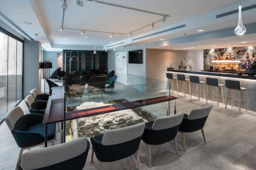 a dining room with a glass table and chairs at Catalonia Magdalenes in Barcelona