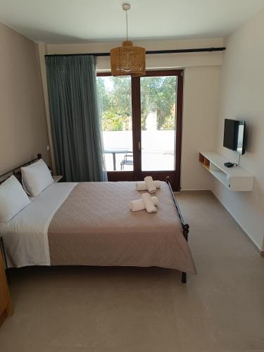 Una cama o camas en una habitación de Talos