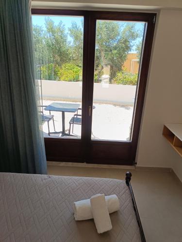 Una cama o camas en una habitación de Talos