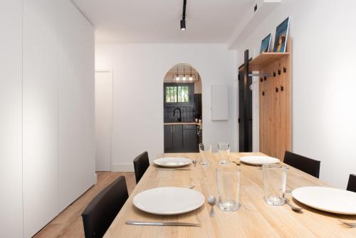 a dining room with a wooden table and chairs at T2 - Havre paix 1à4p - Ramonville, Toulouse - Px Paul Sab & Labège - PKG in Ramonville-Saint-Agne