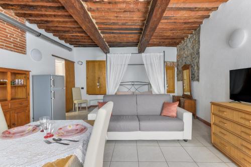a living room with a couch and a table at Nido d'amore in Portoferraio