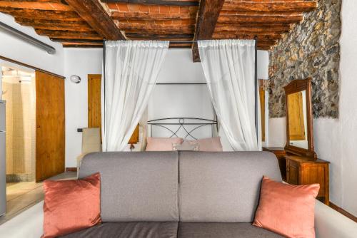 a bedroom with a couch in a room at Nido d'amore in Portoferraio