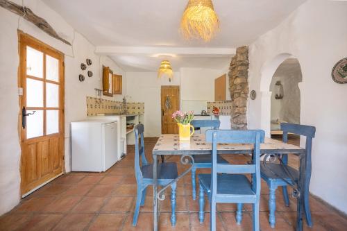 a kitchen and dining room with a table and chairs at Off-Grid - Puerto Mika in Órgiva