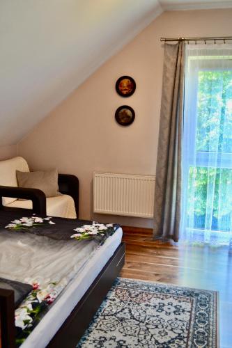a bedroom with a bed and a window at Pokoje Sobie na Wyspie in Gdańsk