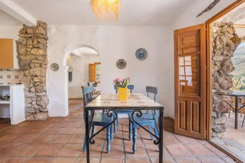 a dining room with a table and chairs at Off-Grid - Puerto Mika in Órgiva