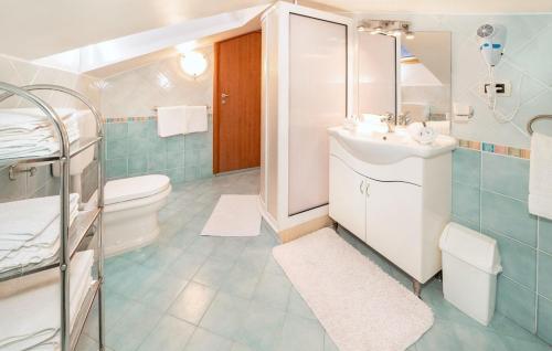 マリンスカにあるVilla Palace Clara Apartment 4 Island of Krk by Viのバスルーム(洗面台、トイレ、シンク付)