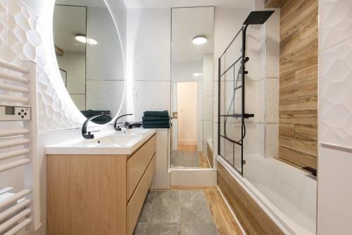 a bathroom with a sink and a shower at T2 - Havre paix 1à4p - Ramonville, Toulouse - Px Paul Sab & Labège - PKG in Ramonville-Saint-Agne