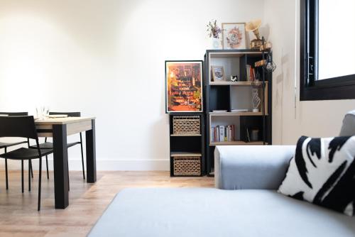 a living room with a table and a couch and a table and chair at T2 - Havre paix 1à4p - Ramonville, Toulouse - Px Paul Sab & Labège - PKG in Ramonville-Saint-Agne