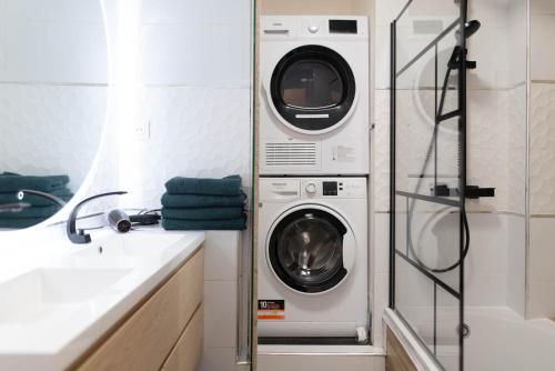 a washer and dryer in a bathroom next to a sink at T2 - Havre paix 1à4p - Ramonville, Toulouse - Px Paul Sab & Labège - PKG in Ramonville-Saint-Agne