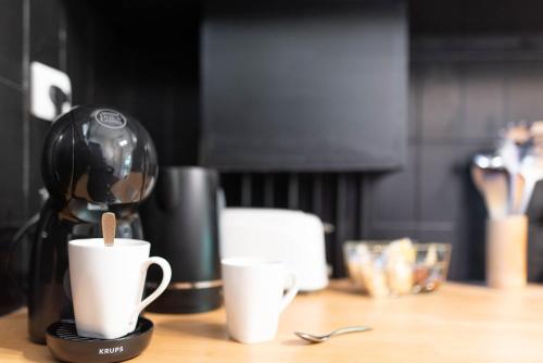 a coffee maker and two cups on a counter at T2 - Havre paix 1à4p - Ramonville, Toulouse - Px Paul Sab & Labège - PKG in Ramonville-Saint-Agne