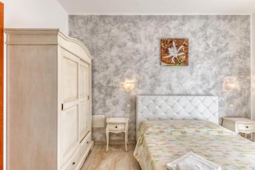 a bedroom with a bed and a dresser and a cabinet at bed and breakfast Tallyho in Salve