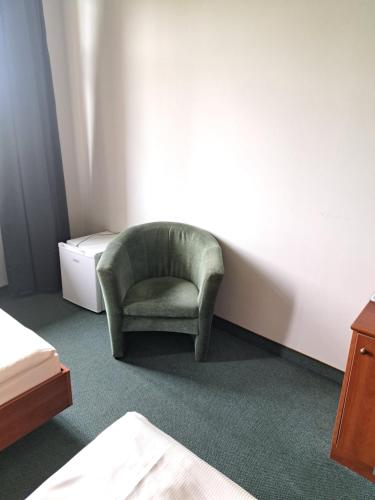 Postel nebo postele na pokoji v ubytování Pokoj trzyosobowy osobne łóżka Quick Check In