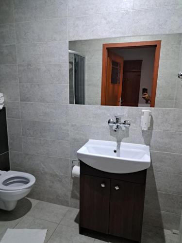 Koupelna v ubytování Pokoj trzyosobowy osobne łóżka Quick Check In
