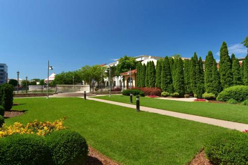Taman di luar The Westin Huntsville
