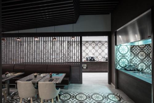 a dining room with two tables and a fish tank at Catalonia Magdalenes in Barcelona